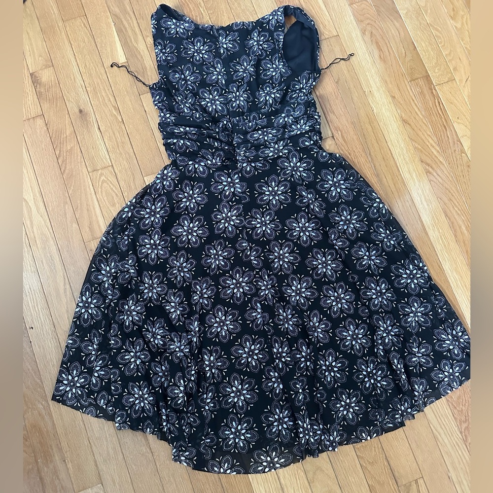 Women’s London Style Floral Black and White Sleeveless Dress Size 16 - Picture 2 of 8